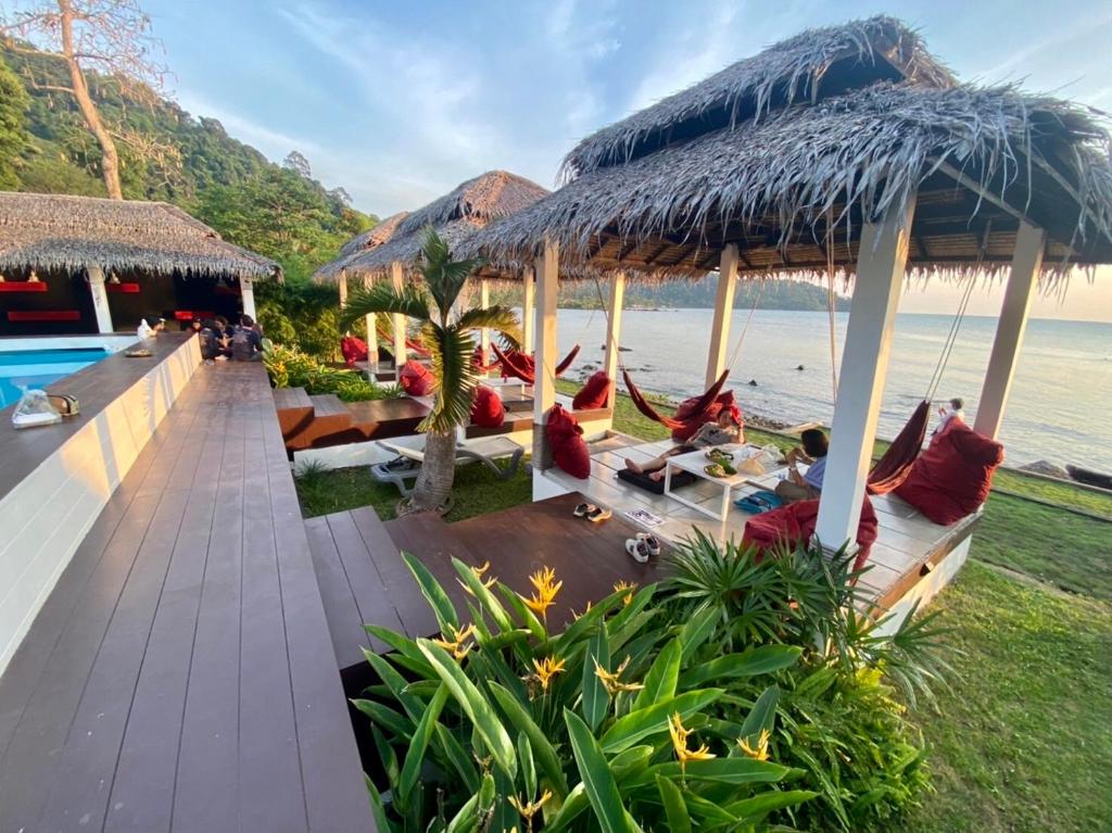 un complejo con vistas al océano en Paradise Cottage en Ko Chang