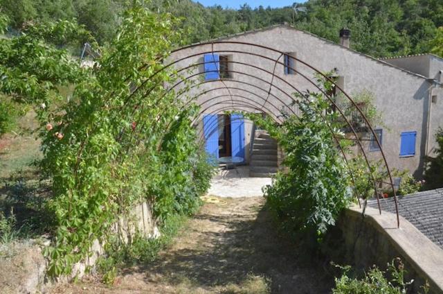 une maison avec une arche en face d'un bâtiment dans l'établissement bastide la fondue, à Allemagne-en-Provence