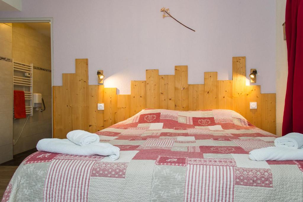 1 dormitorio con 1 cama grande y toallas. en Gîte Châtel, en Châtel