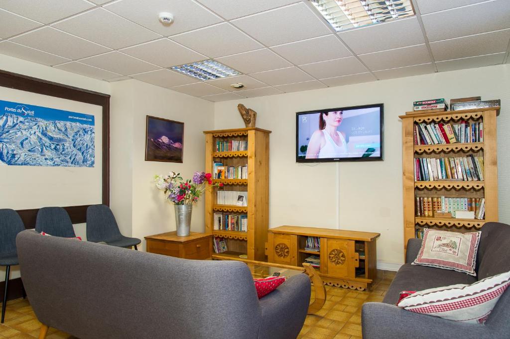 TV a/nebo společenská místnost v ubytování Gîte Châtel