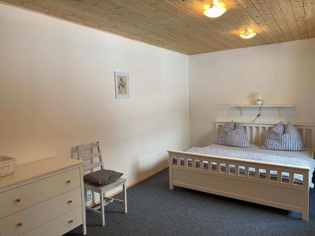 Postel nebo postele na pokoji v ubytování Žlutý dům - chalupa Krušné hory