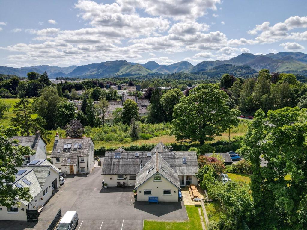 una vista aérea de una casa con montañas en el fondo en Borrowdale View en Keswick