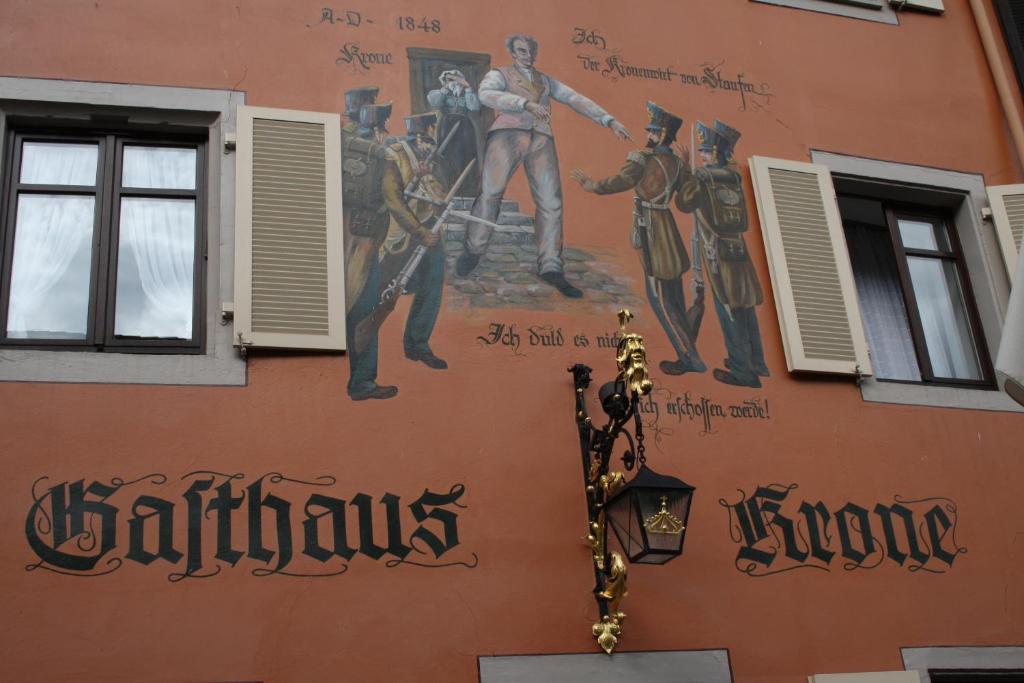 een muur met een schilderij aan de zijkant van een gebouw bij Die Krone in Staufen im Breisgau