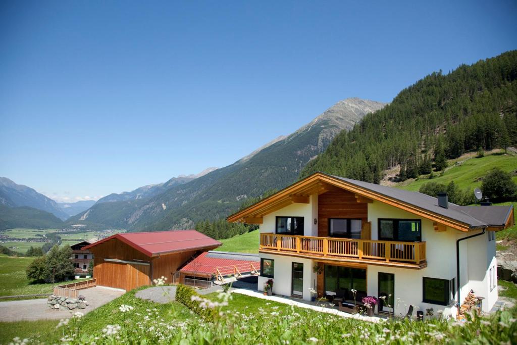 Casa con balcón en las montañas en Apart Bergreich, en Längenfeld