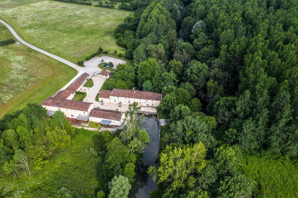 eine Luftansicht eines Hauses im Wald in der Unterkunft Moulin de Prézier in Saint-André