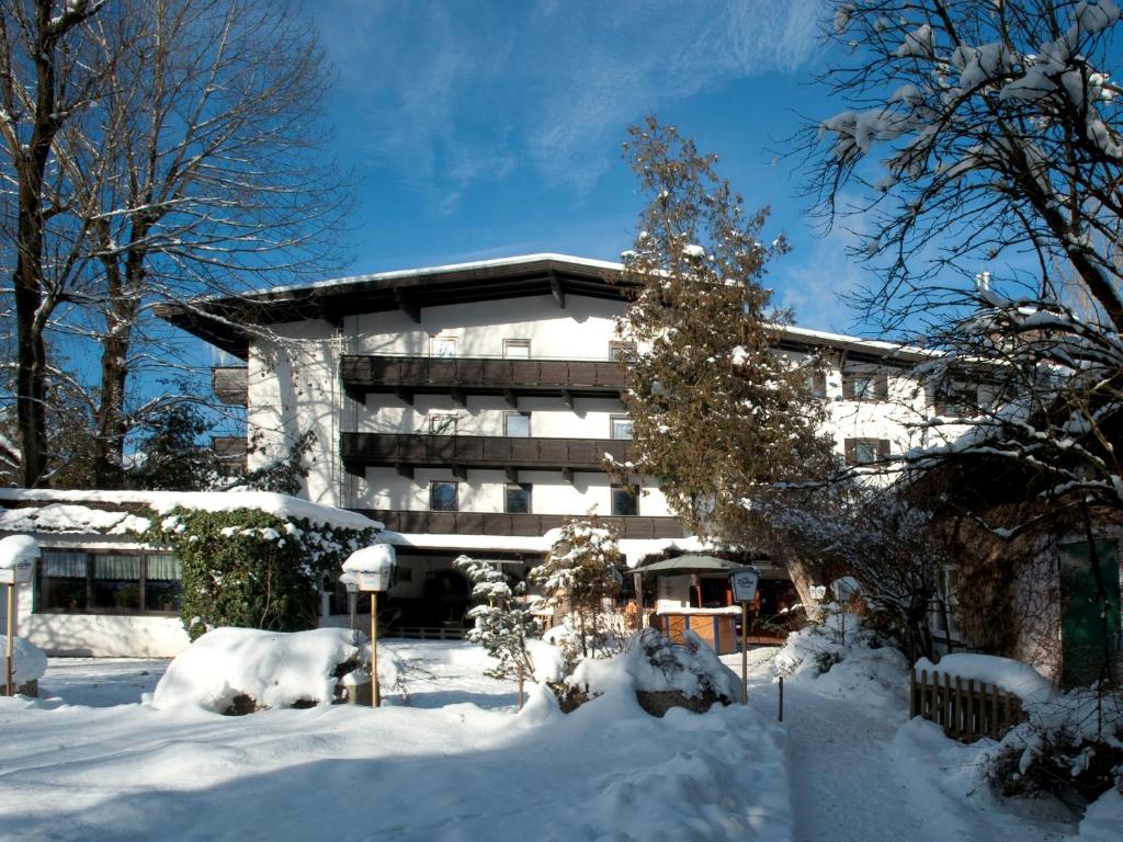 un bâtiment avec de la neige devant lui dans l'établissement Hotel Linde, à Wörgl