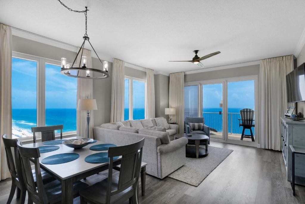 - un salon avec une table et une salle à manger donnant sur l'océan dans l'établissement Grandview East 1601 - Azure Paradise, à Panama City Beach