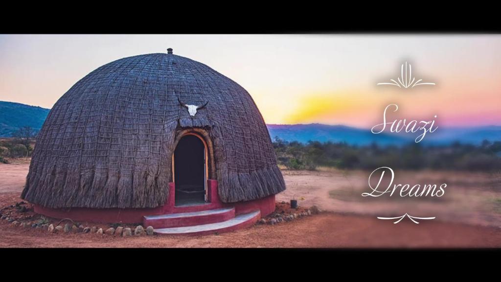 una pequeña cabaña en medio de un campo en Swazi Dreams. (Nqabaneni Eco-Volunteering.), en Usutu