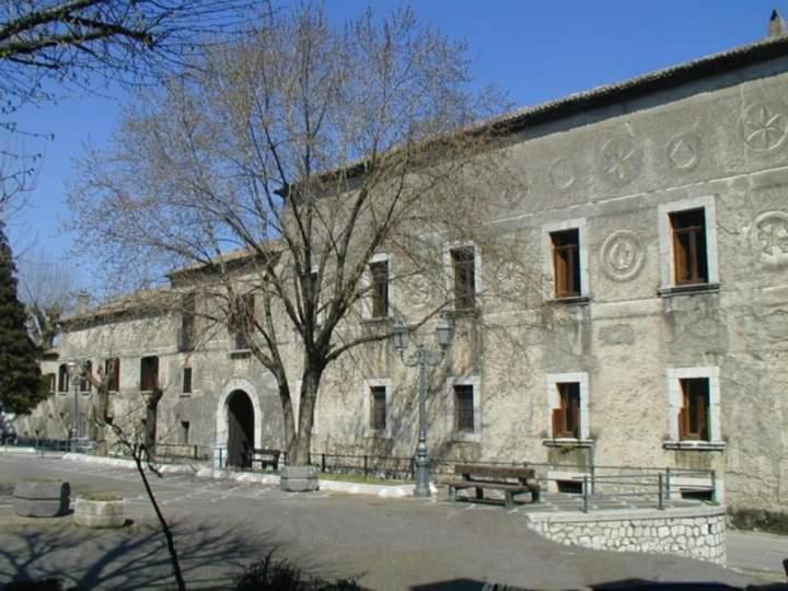 Budova, v ktorej sa dovolenkový dom nachádza