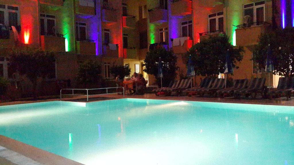 Bazén v ubytování Caner Hotel nebo v jeho okolí