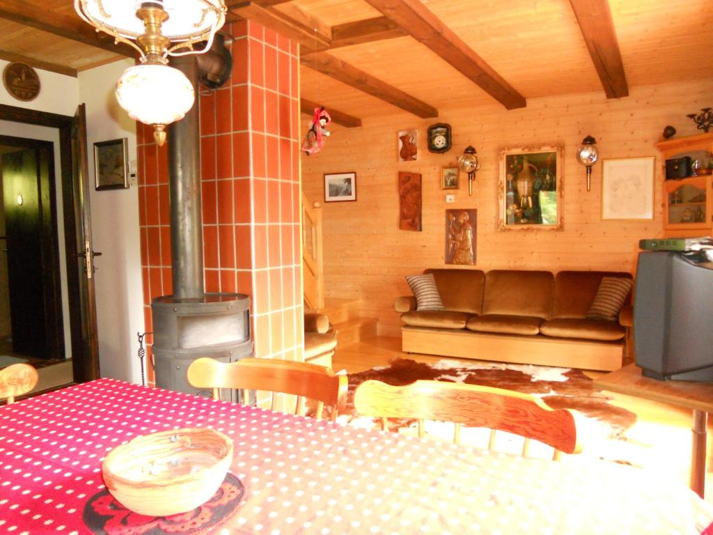 een woonkamer met een tafel en een bank bij Holiday Home Gobela in Kranjska Gora