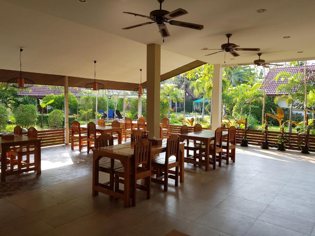 Restaurace v ubytování The Hillside Pranburi Resort
