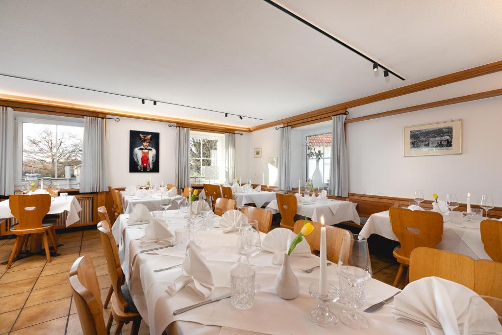 TV a/nebo společenská místnost v ubytování Zur Blume Hotel & Restaurant Efringen-Kirchen bei Basel