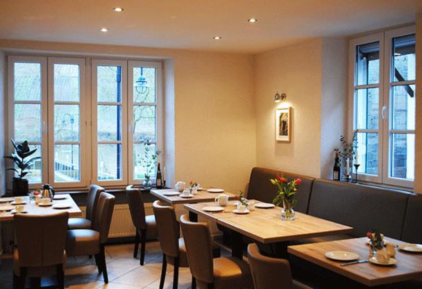 Restaurant o iba pang lugar na makakainan sa Gästehaus Weingut Schier im historischen Zehnthof