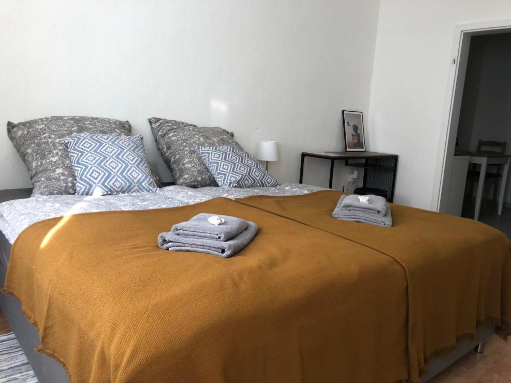 Giường trong phòng chung tại GottwaldHaus-Freiberg-Ferienwohnung