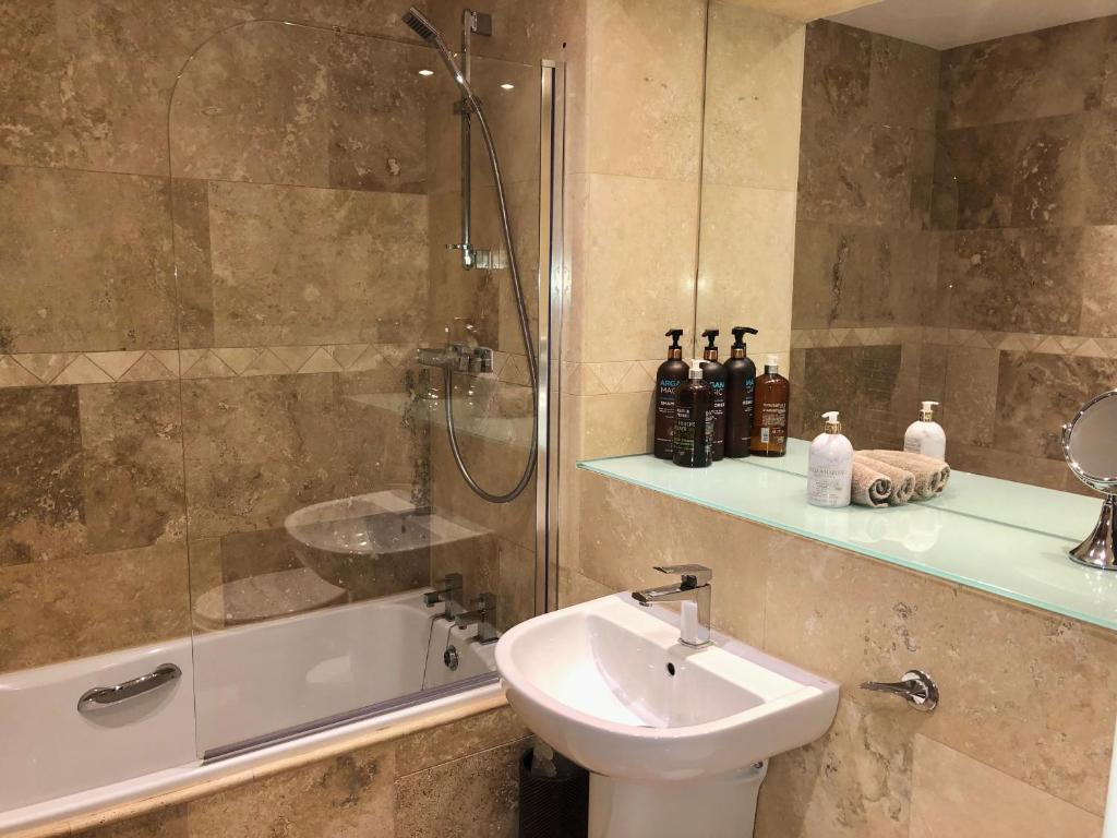 约克Central York Apartment - Skeldergate YO1的带淋浴、水槽和马桶的浴室