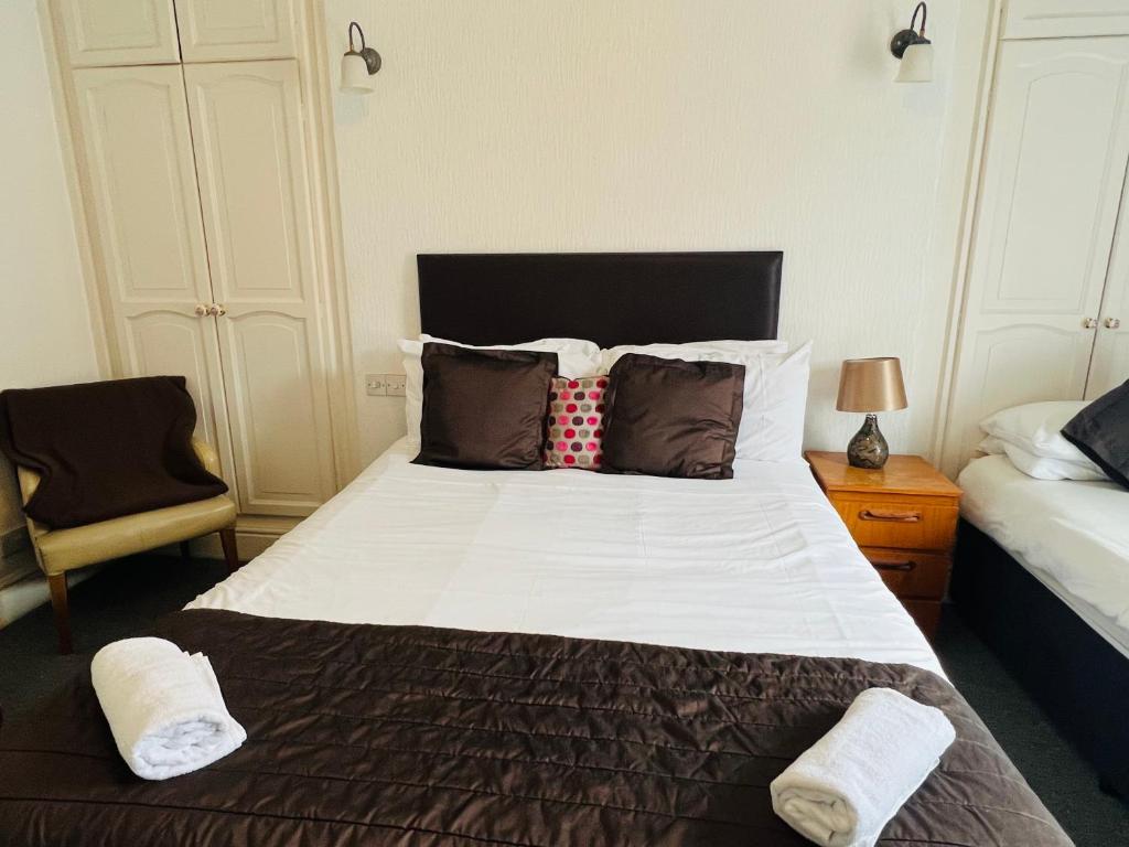 Un pat sau paturi într-o cameră la The Roadhouse Hotel