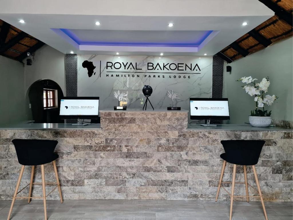 um bar com dois computadores numa parede de tijolos em Royal Bakoena Hamiltonparks Country Lodge em Hazyview