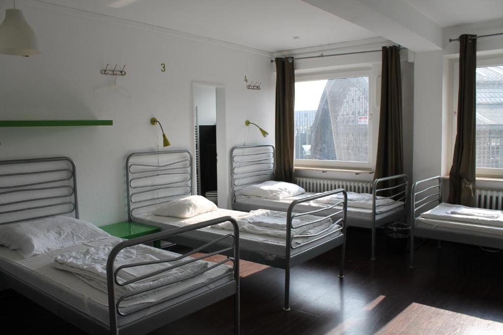 מיטה או מיטות קומותיים בחדר ב-Station - Hostel for Backpackers
