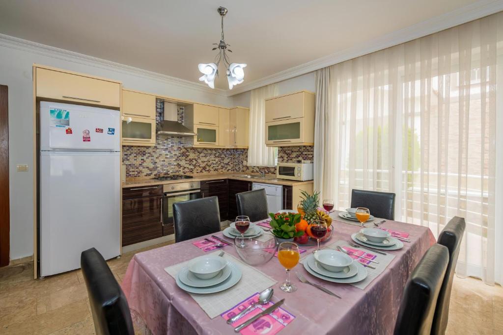 Kuchyň nebo kuchyňský kout v ubytování Villa Yasam Park - Luxury 8 Person - Fethiye Calis Beach 90mt