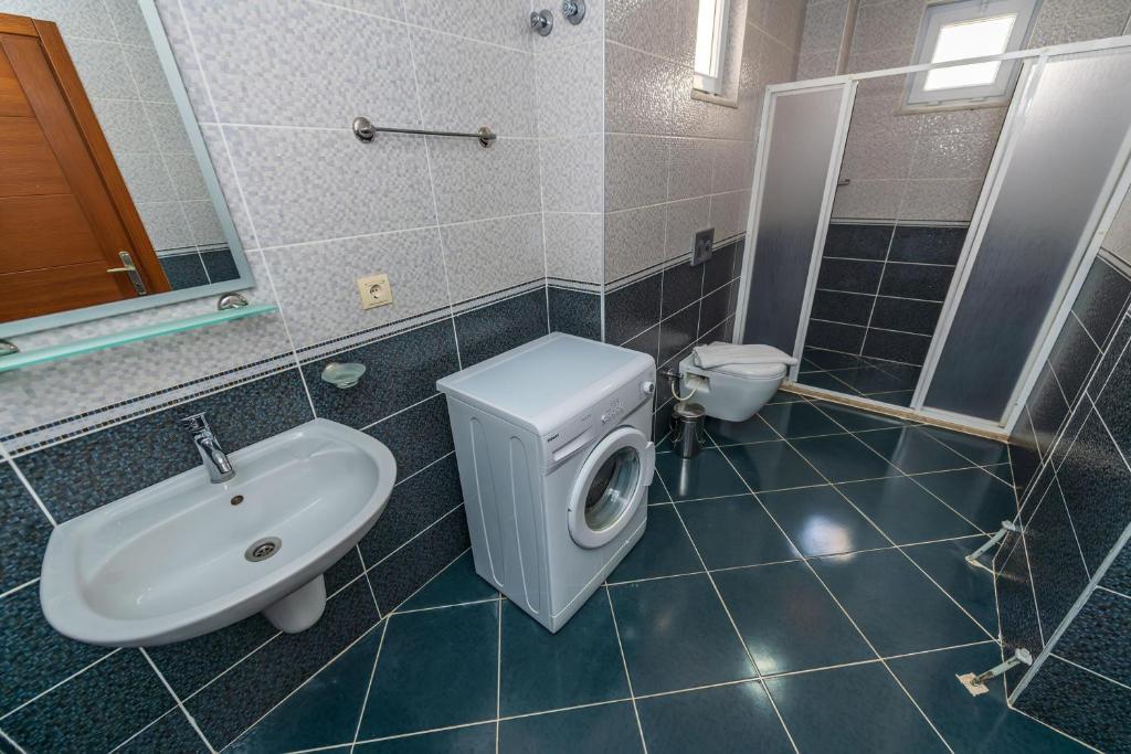 Koupelna v ubytování Villa Yasam Park - Luxury 8 Person - Fethiye Calis Beach 90mt