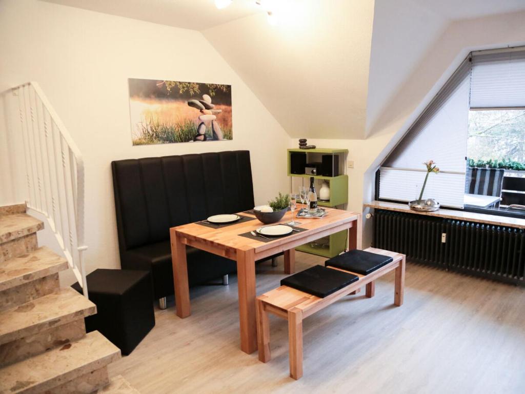 salon ze stołem i kanapą w obiekcie Steinmännchen Ferienwohnung w mieście Goslar