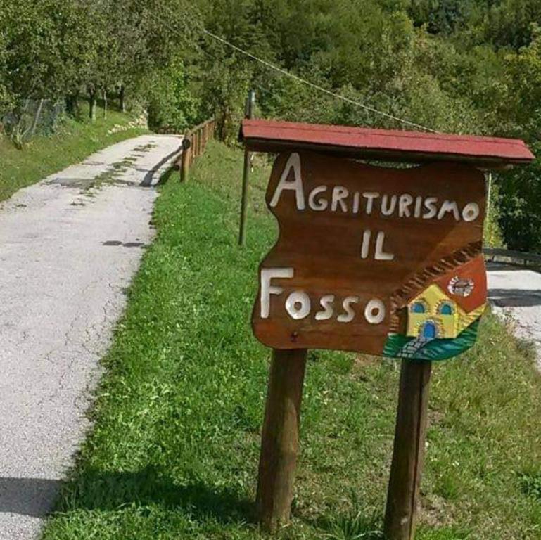 a sign on the side of a road at Agriturismo il fosso in Cutigliano