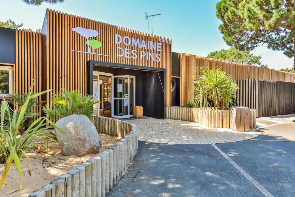 サンティレール・ド・リエにあるLe Domaine des Pinsのdmgume disc ping を読み取る看板のある建物
