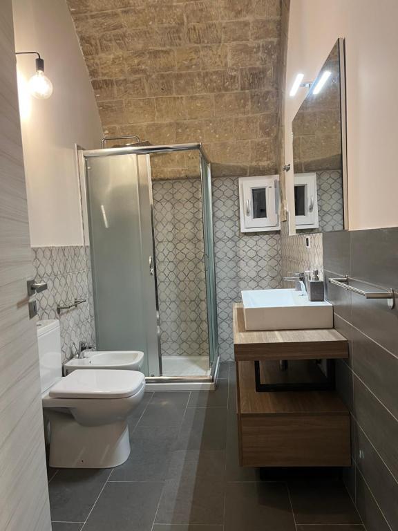 een badkamer met een toilet, een douche en een wastafel bij Casa Vittoria in Palazzolo Acreide