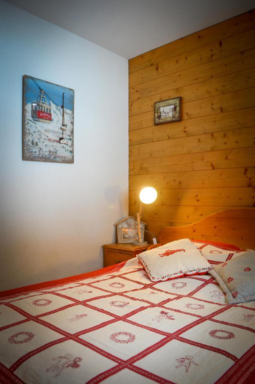 Postel nebo postele na pokoji v ubytování T2 Meublé Tourisme 3 etoiles, pied des pistes-parking privé avec balcon et superbe vue