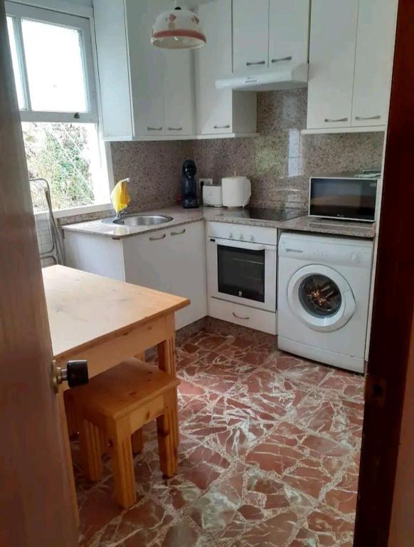 A kitchen or kitchenette at Praia da Borna 1ºA