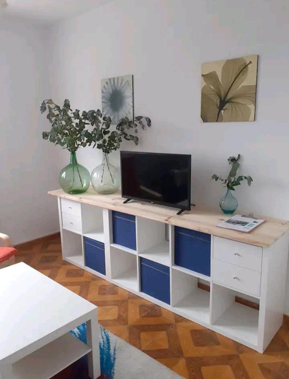 A television and/or entertainment centre at Praia da Borna 1ºA