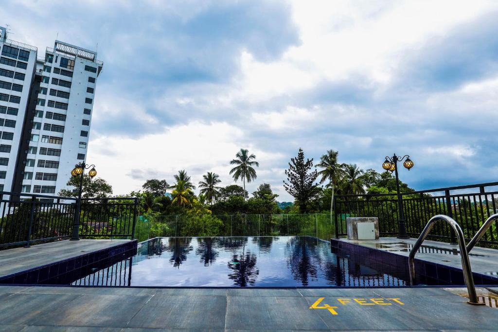 Bazén v ubytování Hotel Ganthera Kandy nebo v jeho okolí