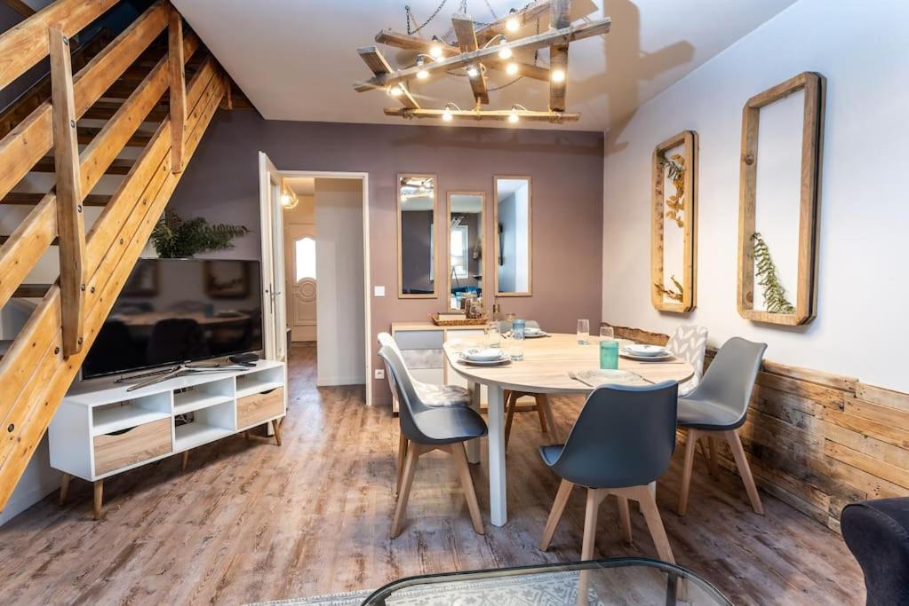 ein Esszimmer mit Tisch und Stühlen in der Unterkunft Duplex cosy et contemporain avec parking privé in Amiens