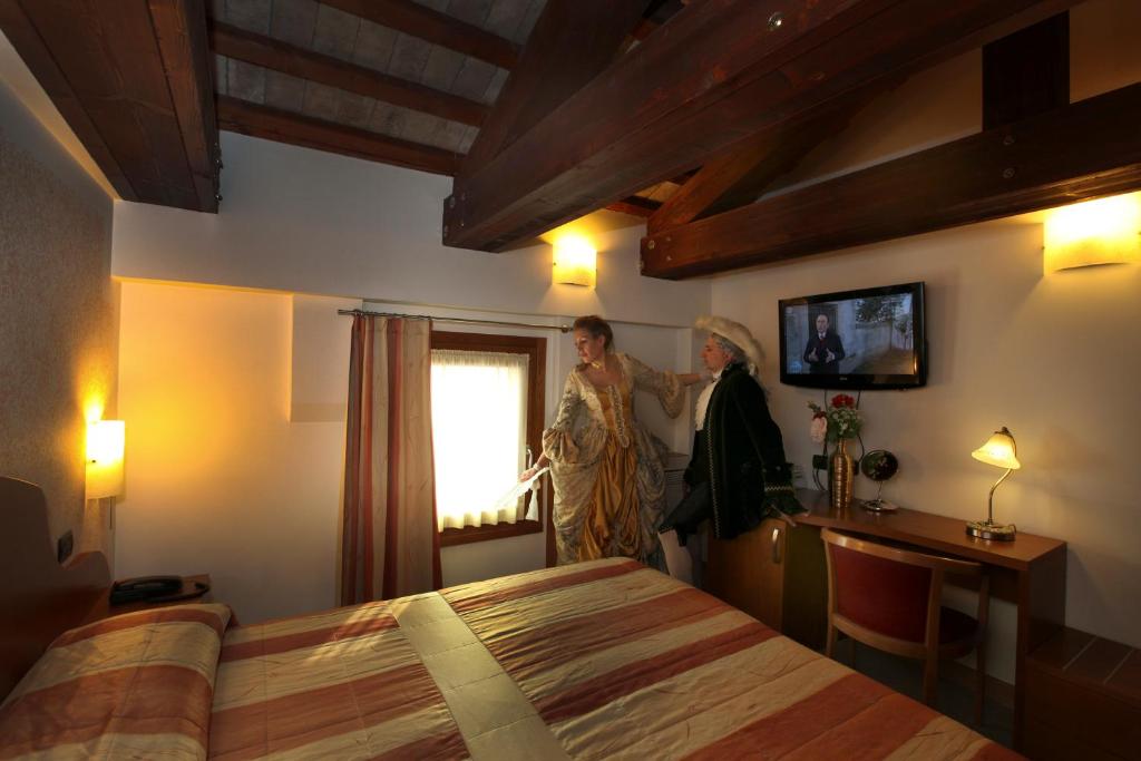 TV a/nebo společenská místnost v ubytování Albergo Antica Corte Marchesini