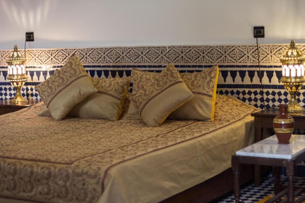 Postel nebo postele na pokoji v ubytování Riad Al Makan Fes & Spa