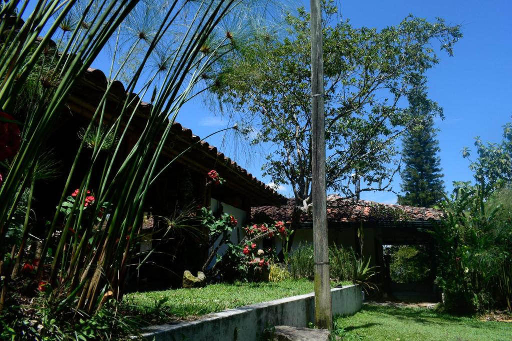 a house with a pole in the yard at Casa El Cedro in Charalá