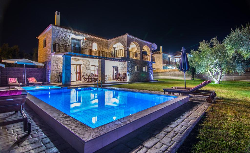 Πισίνα στο ή κοντά στο EVaNTHE STONE VILLAS