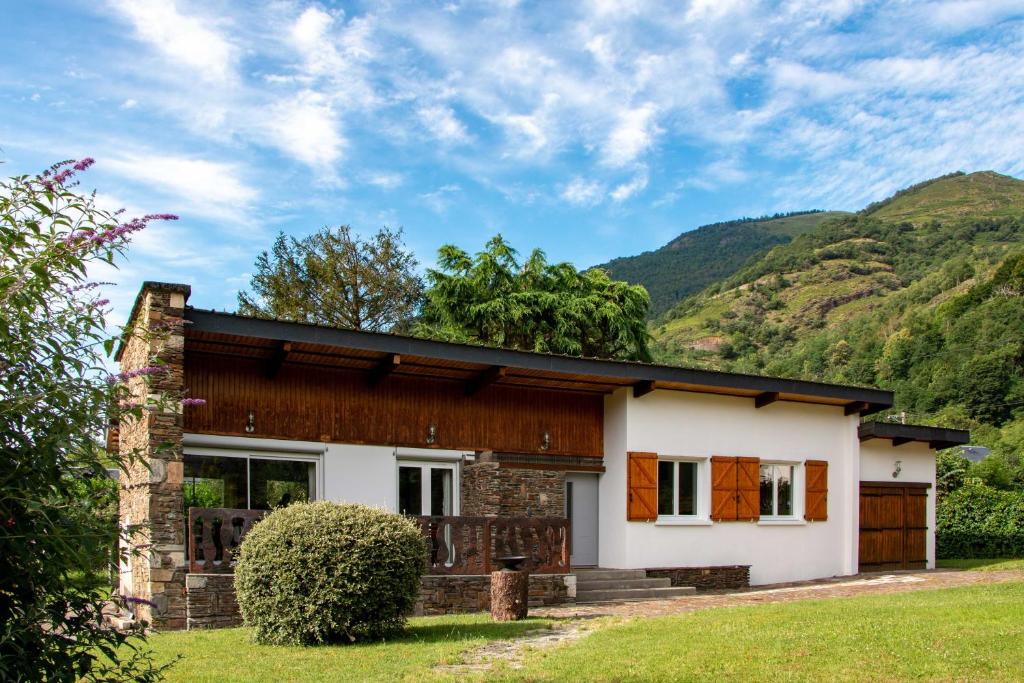 a house with mountains in the background at Villa Art Natura in Juzet-de-Luchon