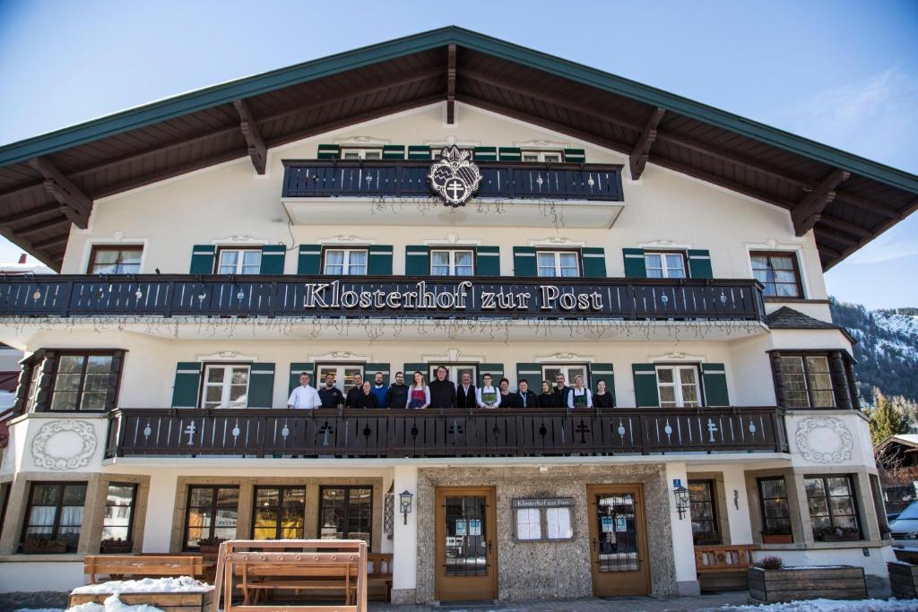 un gruppo di persone sul balcone di un edificio di Klosterhof zur Post a Bayrischzell