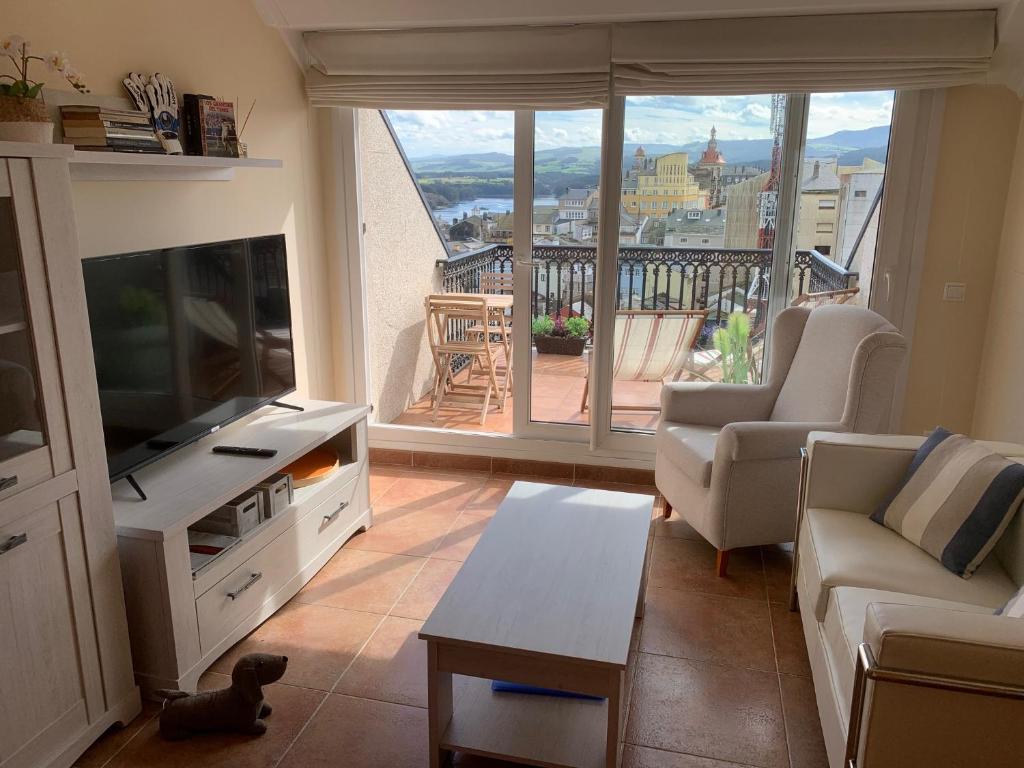 TV a/nebo společenská místnost v ubytování MODERNO PISO CON LA MEJOR TERRAZA DE RIBADEO Y VISTAS MARAVILLOSAS