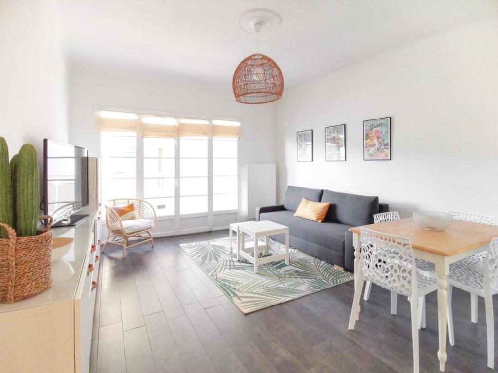 uma sala de estar com um sofá e uma mesa em LE SEA SIDE - Ultra centre - Terrasse vue Mer - 4 personnes em Cassis