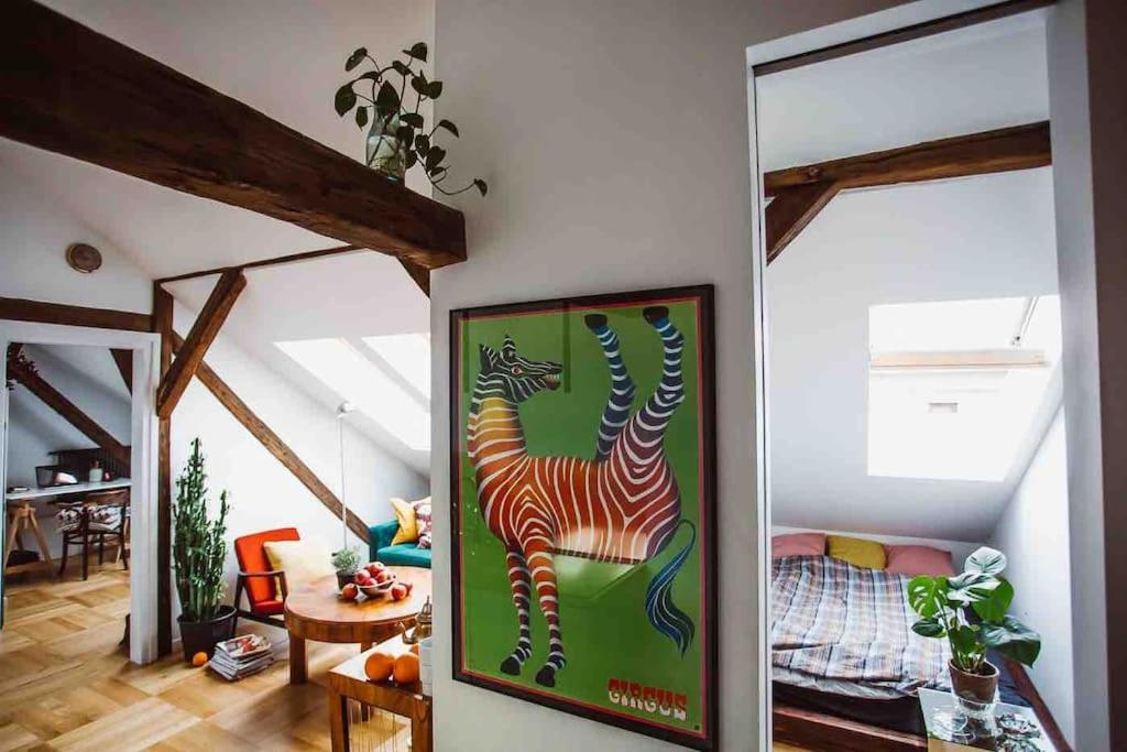 ein Bild eines Zebras an einer Wand in einem Raum in der Unterkunft HAPPY MOMENTS APARTMENTS in Krakau