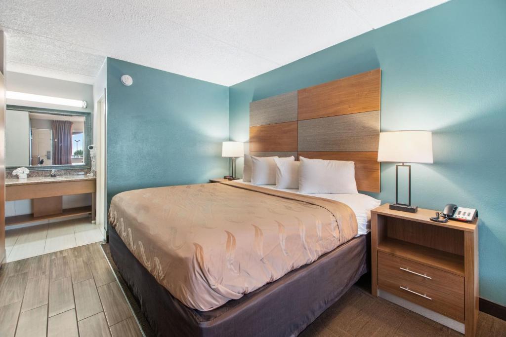 Postel nebo postele na pokoji v ubytování Beachfront Palms Hotel Galveston