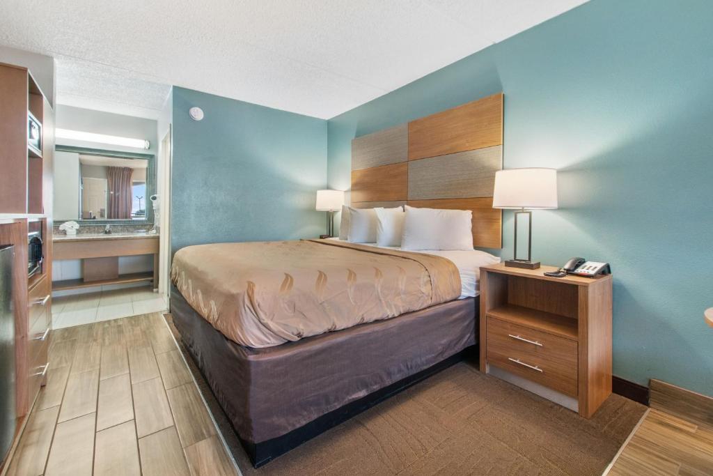 Postel nebo postele na pokoji v ubytování Beachfront Palms Hotel Galveston
