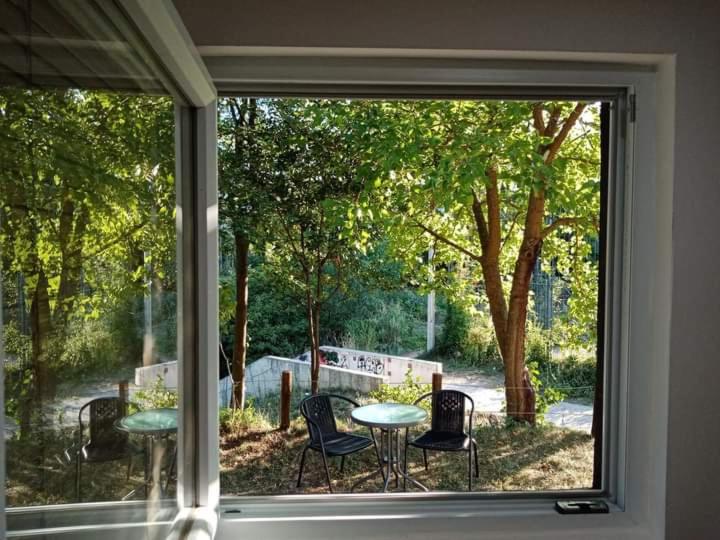 Aed väljaspool majutusasutust Apartman Oreol