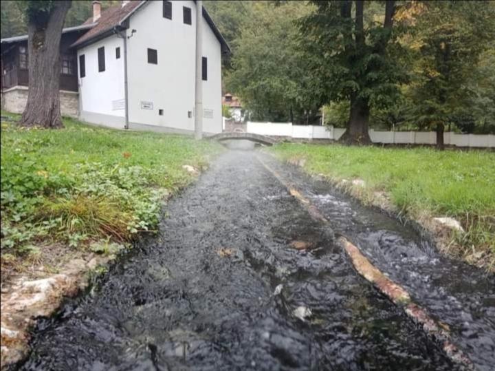 Aed väljaspool majutusasutust Apartman Oreol