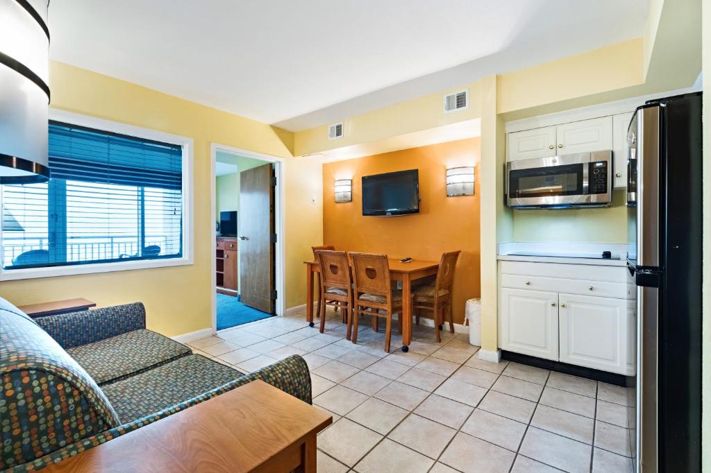 Ocean Sands Resort, Oceanfront, Virginia Beach by Vacatia - Suite With Balcony