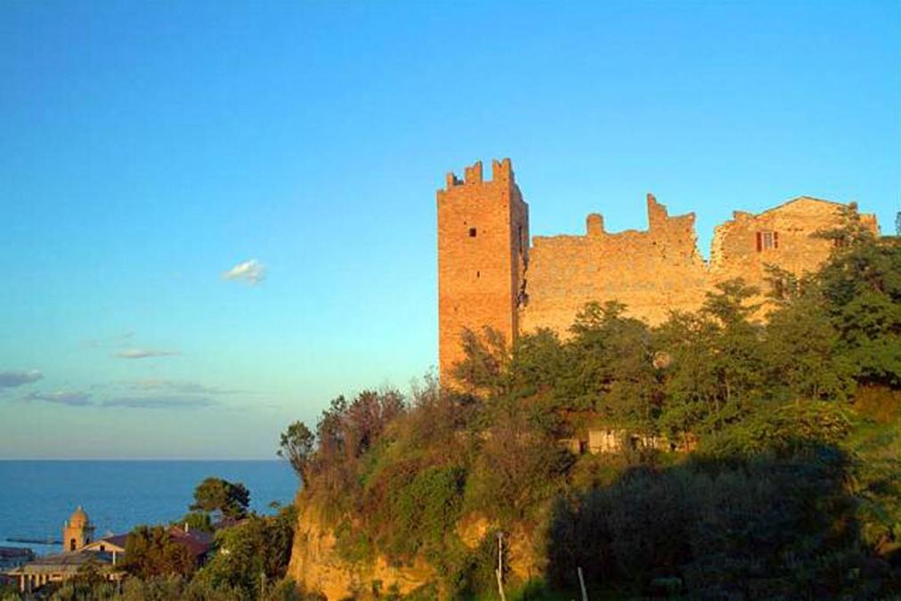 un château installé au sommet d'une colline à côté de l'océan dans l'établissement Casa a due passi dal mare, à Cupra Marittima