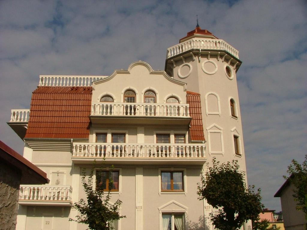 a building with a balcony on the top of it at Willa Epoka in Międzyzdroje